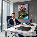 Carro de Fórmula 1 azul em pista com palmeiras e capacetes de piloto ao fundo, quadro decorativo