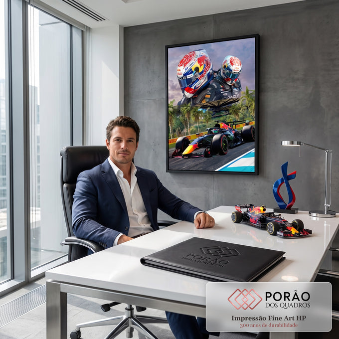 Carro de Fórmula 1 azul em pista com palmeiras e capacetes de piloto ao fundo, quadro decorativo
