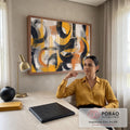Quadro Decorativo Grande Abstrato Círculos Amarelo para Sala | quadros decorativos | círculos abstratos em preto e amarelo mostarda sobre fundo bege com toques de laranja | em ambiente 2 | Porao dos Quadros