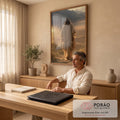 Quadro Decorativo Jesus Caminhando no Deserto ao Entardecer | quadros decorativos | homem de manto bege caminhando em deserto ao pôr do sol dourado | em Quadros para Quarto | Porao dos Quadros