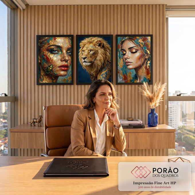 Quadro Decorativo Kit 3 Telas Leão e Mulheres para Sala | quadros decorativos | leão ornamentado dourado entre dois retratos femininos com respingos de tinta dourada | em ambiente 2 | Porao dos Quadros