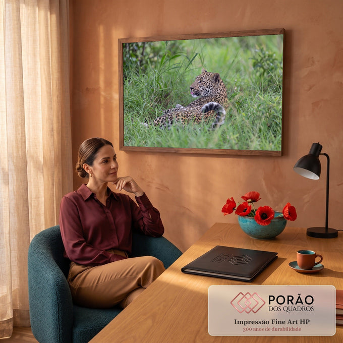 Leopardo deitado na grama verde com língua de fora e cauda enrolada, fotografia, quadro decorativo
