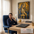 Quadro Decorativo Grande Nossa Senhora Véu para Sala | quadros decorativos | Nossa Senhora em mosaico geométrico azul e dourado com mão sobre o peito | em ambiente 2 | Porao dos Quadros