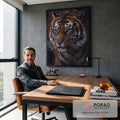 Tigre em close com olhos verdes, pelagem laranja listrada de preto e fundo escuro, quadro decorativo