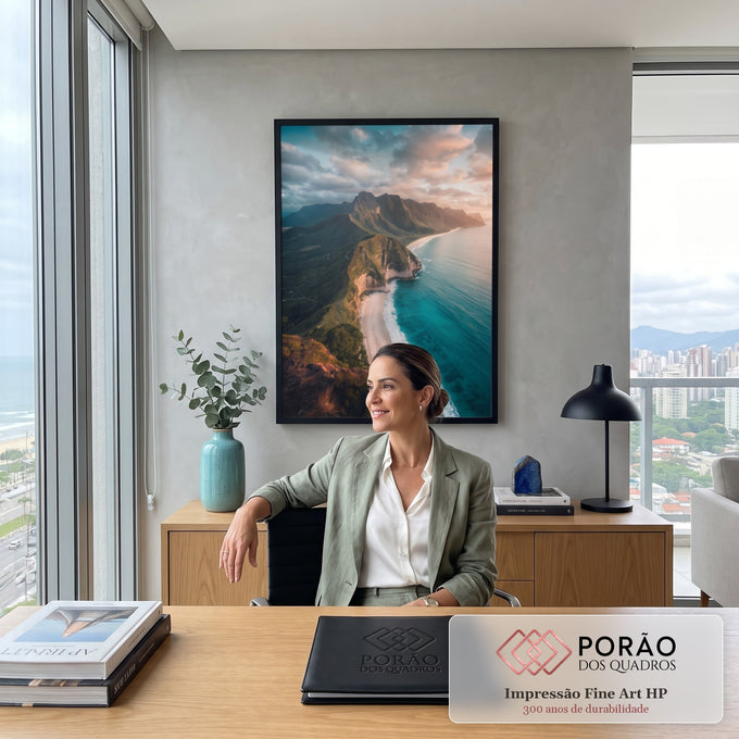 Quadro Decorativo Grande Falésia e Praia para Sala Azul | quadros decorativos | vista aérea de falésia verde, praia clara e mar turquesa ao entardecer | em ambiente 2 | Porao dos Quadros