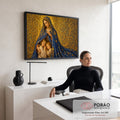 Quadro Decorativo Grande Virgem Maria para Sala Dourado | quadros decorativos | mulher com véu azul e auréola dourada abraçando duas crianças em fundo mosaico dourado | em ambiente 2 | Porao dos Quadros