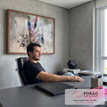 Quadro Decorativo Grande Mão de Grafite para Sala Cinza | quadros decorativos | mão fazendo sinal da paz coberta por grafites coloridos e respingos de tinta | em ambiente 2 | Porao dos Quadros