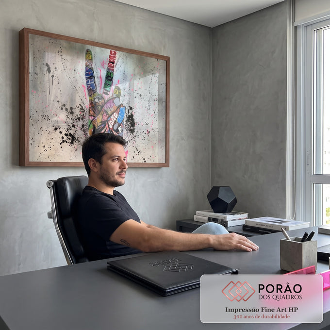 Quadro Decorativo Grande Mão de Grafite para Sala Cinza | quadros decorativos | mão fazendo sinal da paz coberta por grafites coloridos e respingos de tinta | em ambiente 2 | Porao dos Quadros