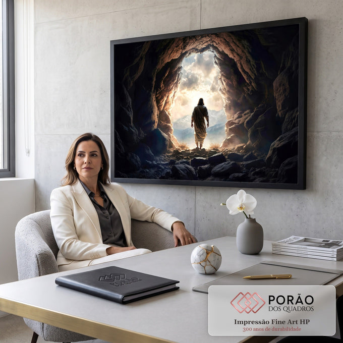 Jesus ressuscitado saindo do sepulcro de pedra rumo à luz e às montanhas nevadas, quadro decorativo