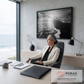 Fotografia em preto e branco de espuma do mar na areia escura com sol refletindo, quadro decorativo