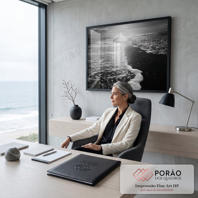 Fotografia em preto e branco de espuma do mar na areia escura com sol refletindo, quadro decorativo