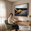 Porsche 911 amarelo visto de trás com rodas douradas sob céu nublado e concreto, quadro decorativo