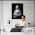 Quadro Decorativo Grande Mona Lisa para Sala Branco | quadros decorativos | escultura em mármore branco da Mona Lisa com mãos cruzadas sobre fundo preto | em ambiente 2 | Porao dos Quadros