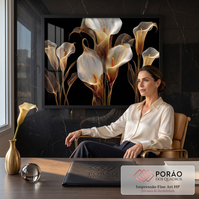 Quadro Decorativo Grande Copos-de-Leite Dourados para Sala | quadros decorativos | flores copo-de-leite em linhas douradas e brancas sobre fundo preto | em ambiente 2 | Porao dos Quadros