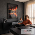 Lua com listras de luz laranja atrás de árvores em silhueta refletida em lago à noite, quadro decorativo