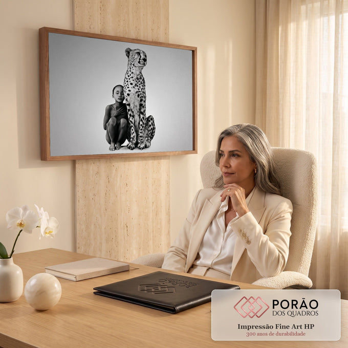 Quadro Decorativo Grande Criança Encostada para Sala Preto | quadros decorativos | criança encostada em guepardo sentado, fotografia em preto e branco | em ambiente 2 | Porao dos Quadros