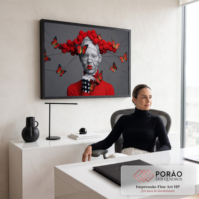 Mulher com rosto envolto em fios, lábios vermelhos, pompons e borboletas monarca sobre fundo cinza, quadro decorativo