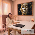 Quadro Decorativo Grande Rosto Folha de Ouro para Sala | quadros decorativos | rosto feminino com olhos fechados coberto por folhas de ouro craqueladas sobre mármore preto | em ambiente 2 | Porao dos Quadros