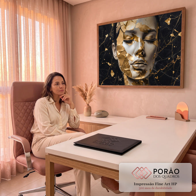 Quadro Decorativo Grande Rosto Folha de Ouro para Sala | quadros decorativos | rosto feminino com olhos fechados coberto por folhas de ouro craqueladas sobre mármore preto | em ambiente 2 | Porao dos Quadros