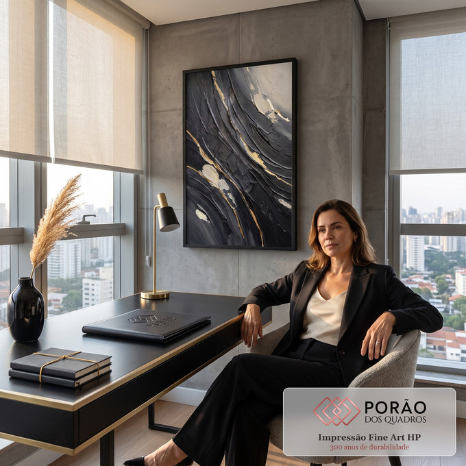 Quadro Decorativo Grande Tela de Pinturas para Sala Preto | quadros decorativos | textura preta espessa em relevo com finas linhas de folha dourada e manchas bege | em ambiente 2 | Porao dos Quadros