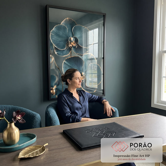 Quadro Decorativo Orquídea Azul Petróleo com Borda Dourada | quadros decorativos | orquídeas azul petróleo com bordas douradas em fundo escuro | em Quadros para Quarto | Porao dos Quadros