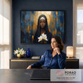 Quadro Decorativo Grande Nossa Senhora Lírios para Sala Azul | quadros decorativos | mulher negra de olhos fechados com véu escuro, auréola dourada e lírios brancos | em ambiente 2 | Porao dos Quadros