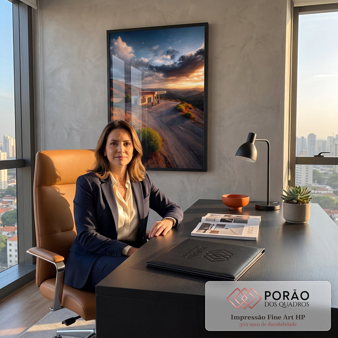 Posto de gasolina retrô no alto da montanha ao pôr do sol com nuvens dramáticas, quadro decorativo