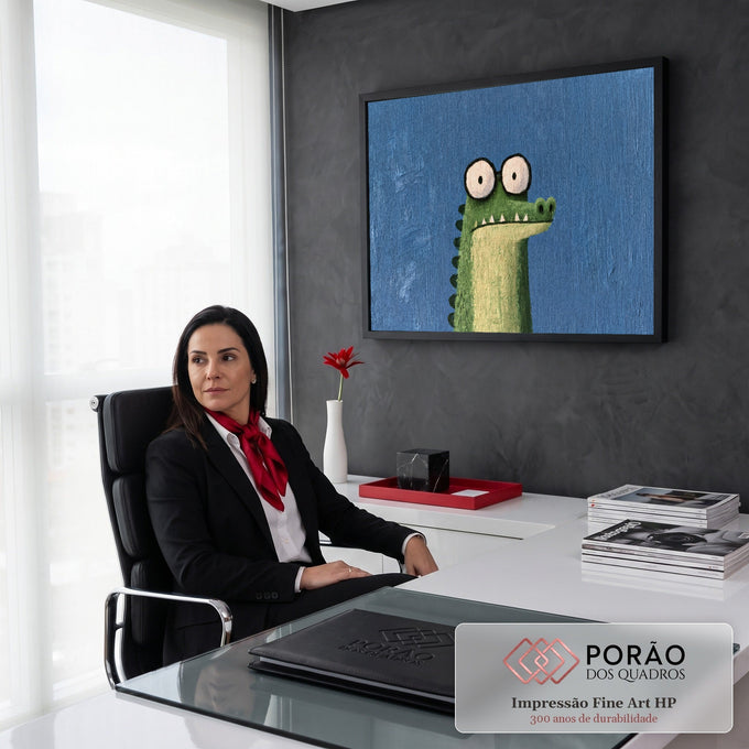Quadro Decorativo Grande Crocodilo para Quarto de Bebê | quadros decorativos | crocodilo verde de óculos com olhos grandes e boca aberta sobre fundo azul | em ambiente 2 | Porao dos Quadros