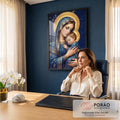 Quadro Decorativo Grande Nossa Senhora Estrelas para Sala | quadros decorativos | Nossa Senhora com Menino Jesus adormecido, tons de azul e dourado, fundo estrelado | em ambiente 2 | Porao dos Quadros
