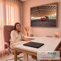 Ferrari clássica vermelha ao lado de cavalo marrom em picadeiro coberto de haras, quadro decorativo