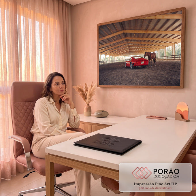 Ferrari clássica vermelha ao lado de cavalo marrom em picadeiro coberto de haras, quadro decorativo