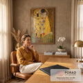 Quadro Decorativo Grande Tela de Pinturas para Sala Dourado | quadros decorativos | casal abraçado em mantos dourados ornamentados sobre campo florido, estilo Art Nouveau | em ambiente 2 | Porao dos Quadros