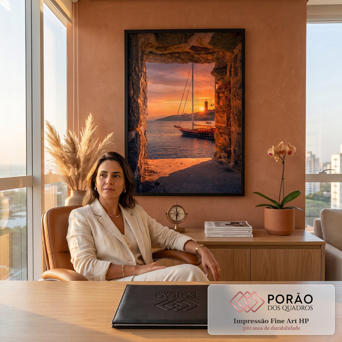 Veleiro ancorado ao pôr do sol com farol, visto por janela de pedra antiga, quadro decorativo