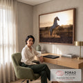 Cavalo branco empinado levantando poeira em picadeiro de areia ao pôr do sol, quadro decorativo