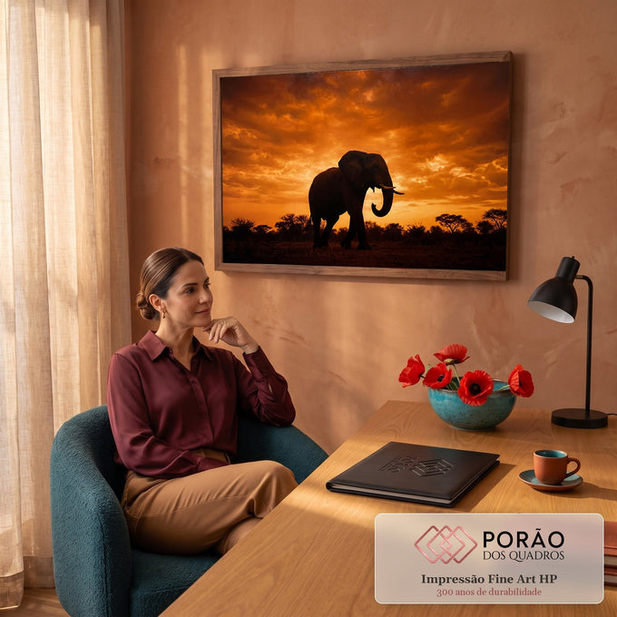Silhueta de elefante africano com presas sob céu laranja de pôr do sol na savana, quadro decorativo