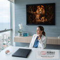 Quadro Decorativo Grande Família de Leões Leoa para Sala | quadros decorativos | família de leões com leão, leoa e dois filhotes em floresta escura | em ambiente 2 | Porao dos Quadros