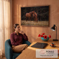 Dois cavalos castanhos, um pastando, em campo dourado com flores amarelas e mata escura, quadro decorativo