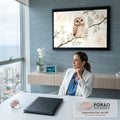 Quadro Decorativo Grande Coruja de Bebê para Quarto de Bebê | quadros decorativos | coruja filhote em aquarela pousada em galho com folhas verdes sobre fundo bege | em ambiente 2 | Porao dos Quadros