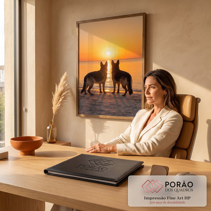 Dois pastores alemães em silhueta olhando o pôr do sol laranja sobre o mar na praia, quadro decorativo