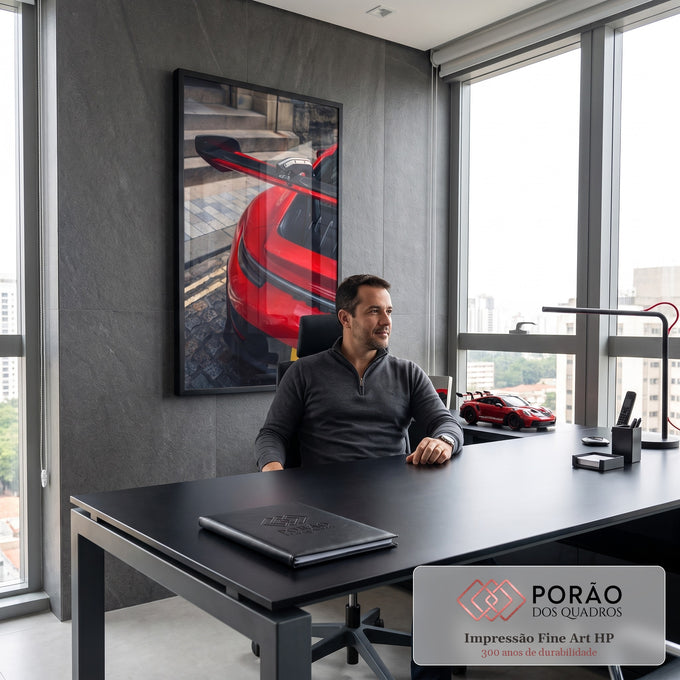 Traseira de Porsche 911 GT3 vermelho com aerofólio de carbono em rua de paralelepípedos, quadro decorativo