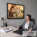 Quadro Decorativo Grande Família Leoa para Sala Dourado | quadros decorativos | família de leões com filhotes em close-up sob céu de pôr do sol dourado | em ambiente 2 | Porao dos Quadros