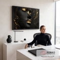 Rosto feminino preto de olhos fechados com linhas e folha de ouro e lábios dourados, quadro decorativo
