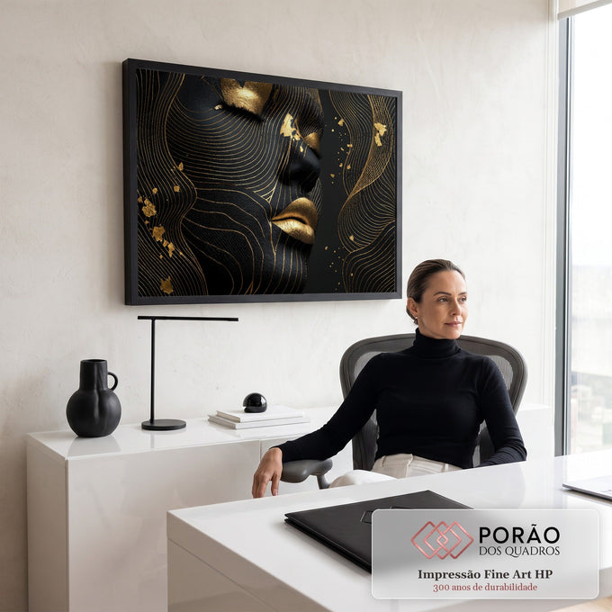 Rosto feminino preto de olhos fechados com linhas e folha de ouro e lábios dourados, quadro decorativo