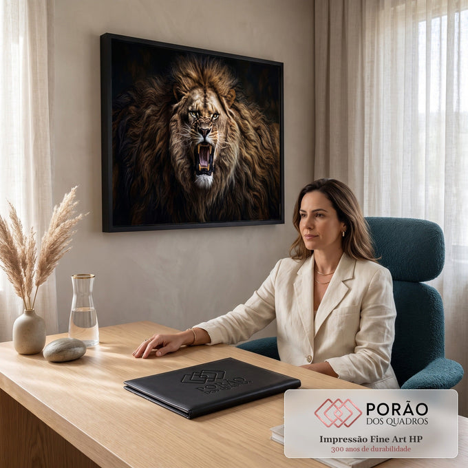 Leão feroz rugindo de frente com juba volumosa marrom e dourada sobre fundo escuro, quadro decorativo