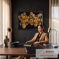 Quadro Decorativo Grande Girassóis Dourados para Sala Preto | quadros decorativos | girassóis dourados em relevo texturizado sobre fundo preto em vaso de cerâmica | em ambiente 2 | Porao dos Quadros