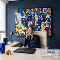Pintura abstrata modernista em azul com formas em bege, vermelho, amarelo e preto, quadro decorativo