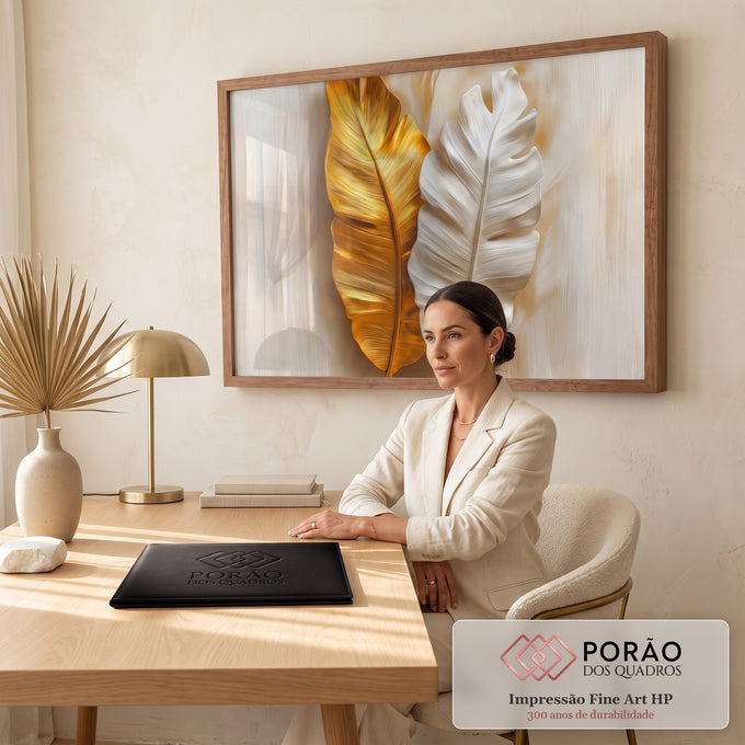 Quadro Decorativo Grande Folhas Tropicais para Sala Dourado | quadros decorativos | duas folhas tropicais em relevo, uma dourada e outra branca, sobre fundo bege | em ambiente 2 | Porao dos Quadros