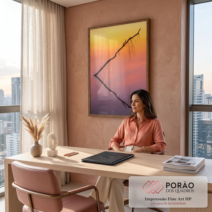 Galho seco em silhueta refletido em água calma sob céu laranja, rosa e lilás, quadro decorativo