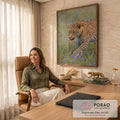 Leopardo de olhar fixo caminhando por campo verde com flores azuis, fotografia realista, quadro decorativo
