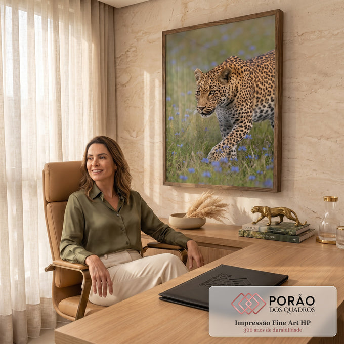 Leopardo de olhar fixo caminhando por campo verde com flores azuis, fotografia realista, quadro decorativo